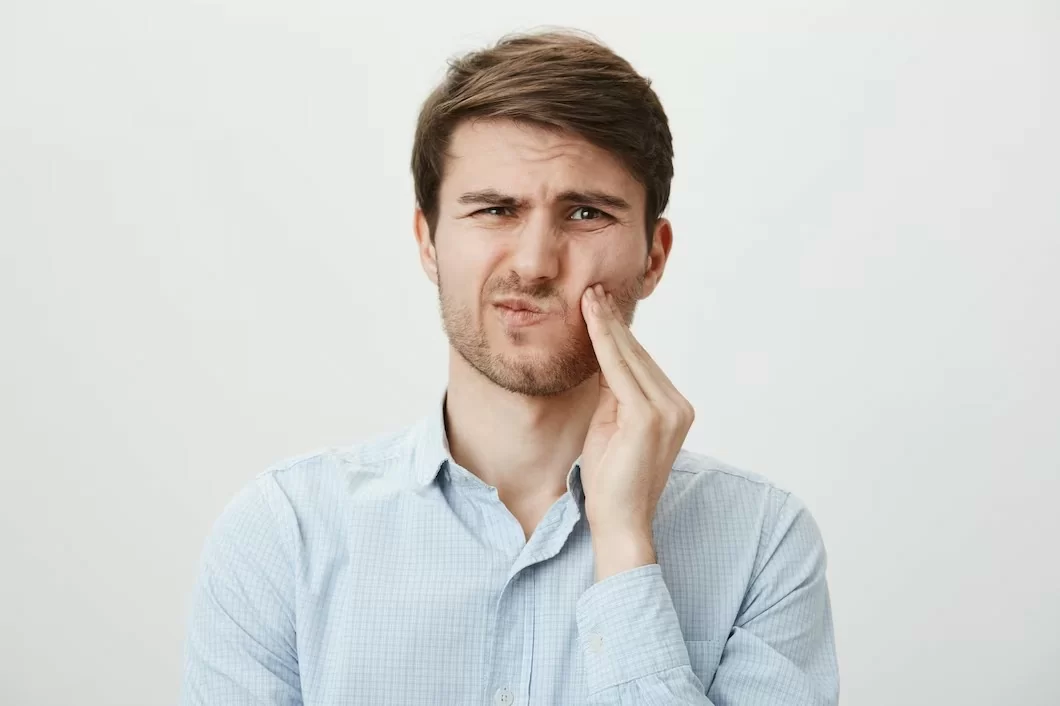 Болит зуб под коронкой: почему, что делать?