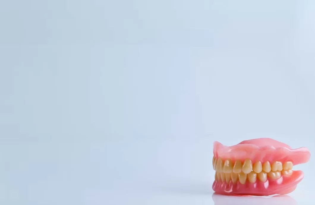 Какие зубные протезы самые лучшие и удобные?
