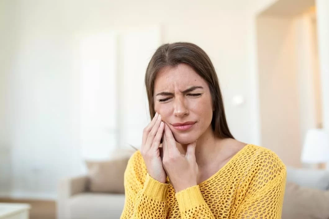 Боли после имплантации зубов: причины, как снять?