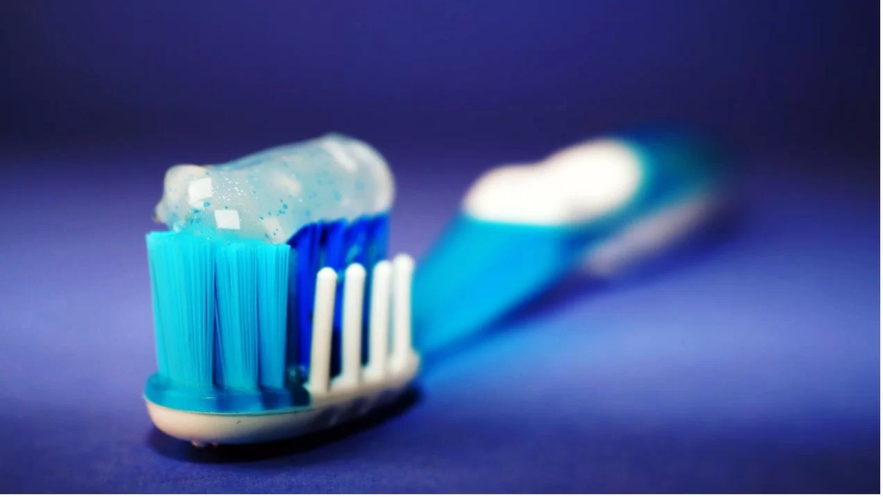 Чистим зубы в домашних условиях: правила и рекомендации