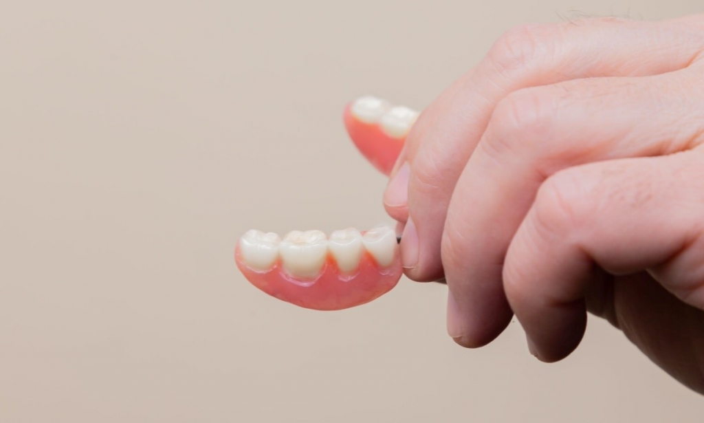 Какое протезирование зубов выбрать?