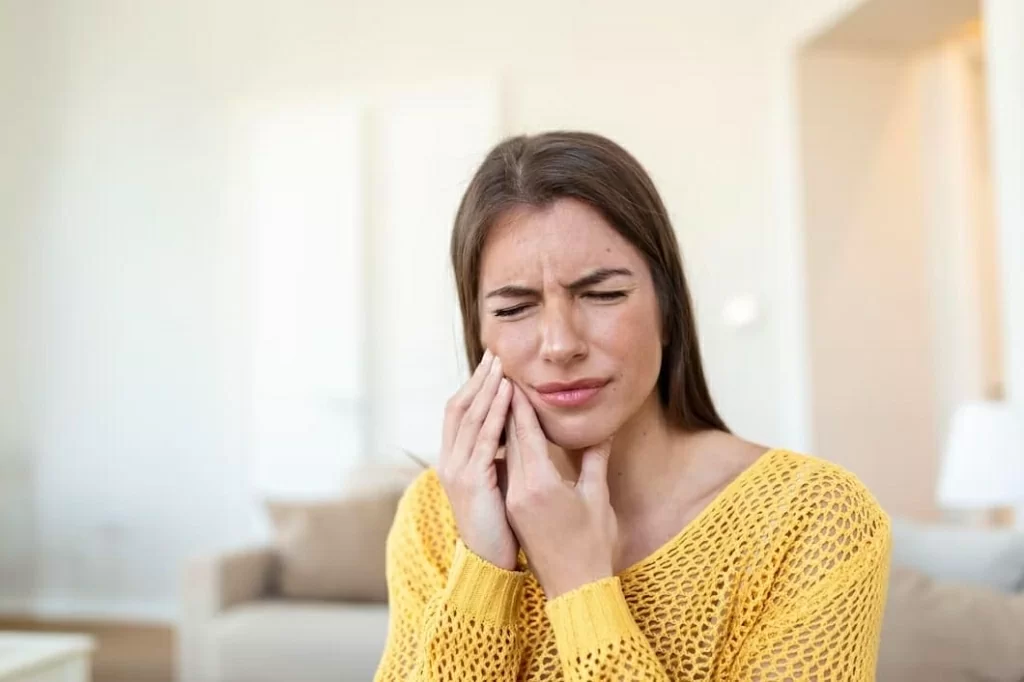 Почему болит зуб после лечения: причины, как долго?